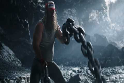 Chris Hemsworth Treats Chains Like Battle Ropes in Thor's Epic Workout